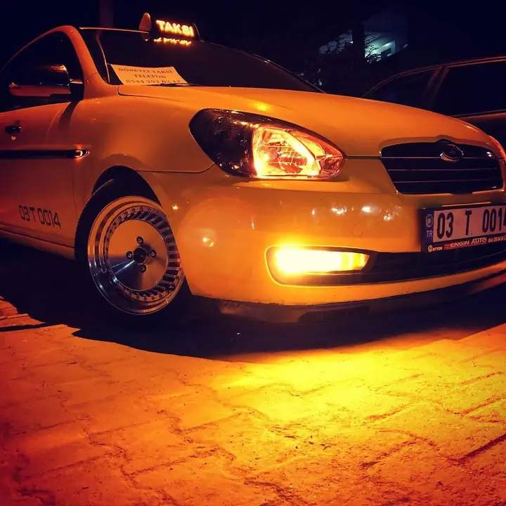 Gece ışıklarıyla Hyundai Accent taksi
