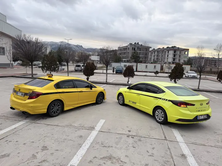 Honda Civic ve Hyundai Elantra taksiler yan yana