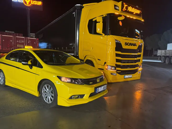 Gece Honda Civic taksi