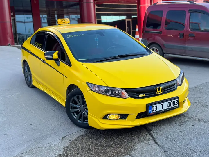 Afyon taksi: sarı Honda Civic, Afyonkarahisar Devlet Hastanesi önünde