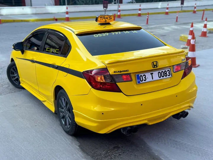 Hastane önünde Honda Civic taksi