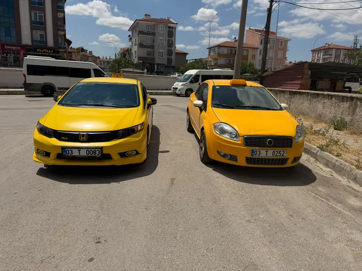 Honda Civic ve Fiat Linea taksiler