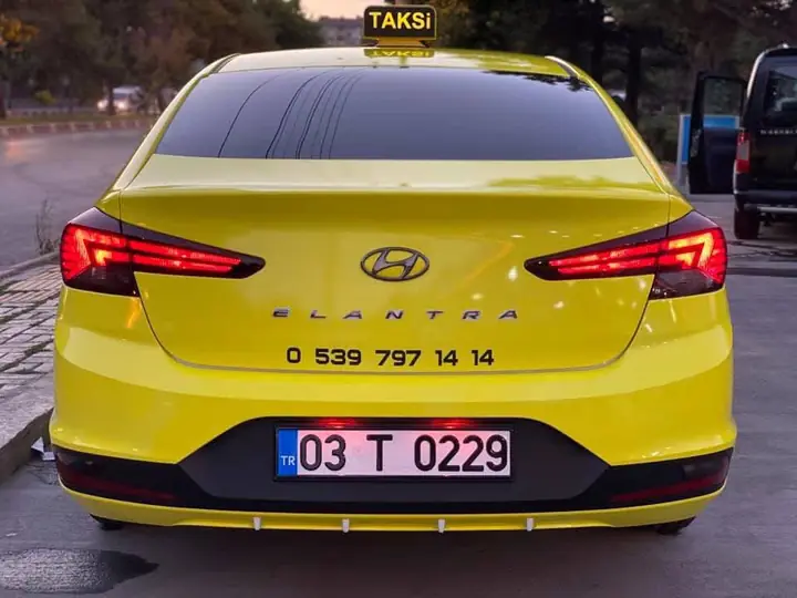 Hyundai Elantra taksi, arkasında 0539 797 14 14 numarası