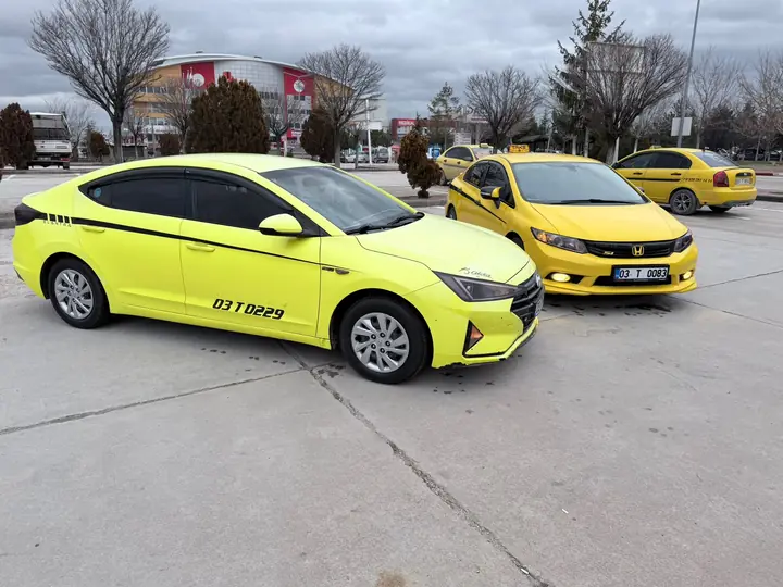 Hyundai Elantra ve Honda Civic taksiler