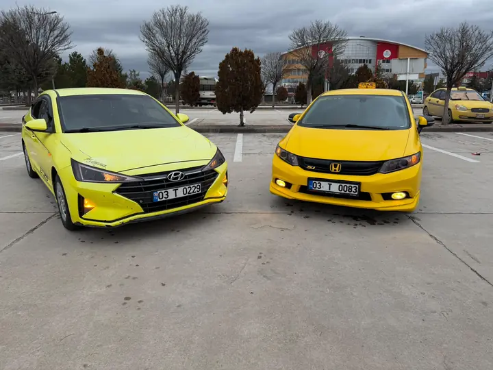 Hyundai Elantra ve Honda Civic taksiler, önden