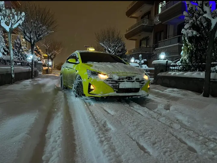 Karlı havada Hyundai Elantra taksi